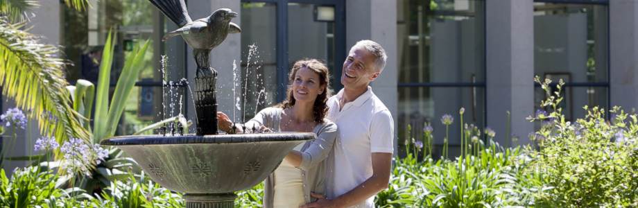 Vorplatz der Wandelhalle mit Elsterbrunnen
